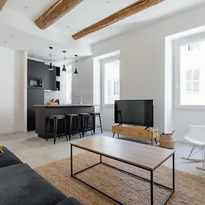 https://les-pieds-dans-le-vieux-port.fr-provencehotel.com